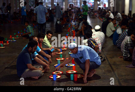Dhaka, Bangladesh. 17th June, 2016. Muslims wait for their evening meal during the holy month of Ramadan at the Dhaka University Central Mosque in Dhaka, Bangladesh, June 17, 2016. © Shariful Islam/Xinhua/Alamy Live News Stock Photo