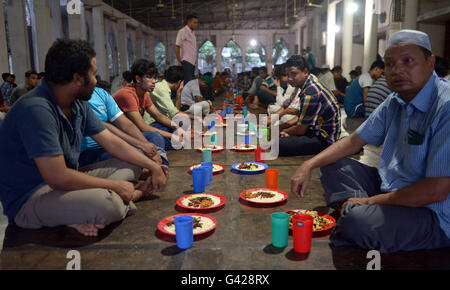 Dhaka, Bangladesh. 17th June, 2016. Muslims wait for their evening meal during the holy month of Ramadan at the Dhaka University Central Mosque in Dhaka, Bangladesh, June 17, 2016. © Shariful Islam/Xinhua/Alamy Live News Stock Photo