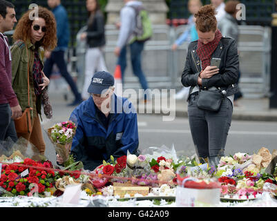 London, UK. 18th June, 2016. Floral tributes on Parliament square to murdered MP Joe Cox 18th June 2016 Credit:  MARTIN DALTON/Alamy Live News Stock Photo