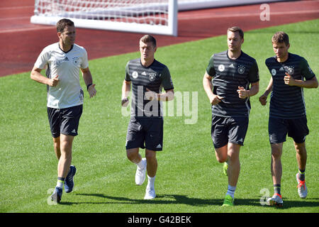 Team manager Oliver Bierhoff (L-R), Toni Kroos, goalkeeper Manuel Neuer and Thomas Mueller of Germany run during a training session in Evian, France, June 17, 2016. The UEFA EURO 2016 takes place from 10 June to 10 July 2016 in France. Photo: Arne Dedert/dpa