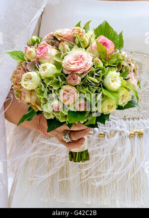 Beloeil, Belgium 18th June, 2016 bridal bouquet Arrival Marriage of Guillaume de Dampierre and Princess Alix de Ligne at Château de Beloeil in Beloeil. Photo: RPE/Albert Nieboer/Netherlands OUT - NO WIRE SERVICE - Credit:  dpa/Alamy Live News Stock Photo