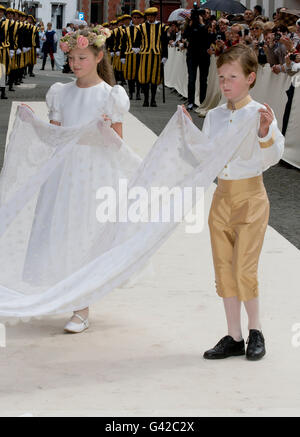 Beloeil, Belgium 18th June, 2016 bridesmaids Arrival Marriage of Guillaume de Dampierre and Princess Alix de Ligne at Château de Beloeil in Beloeil . Photo: RPE/Albert Nieboer/Netherlands OUT - NO WIRE SERVICE - Credit:  dpa/Alamy Live News Stock Photo