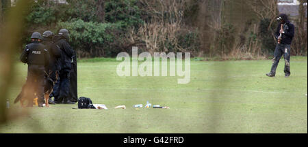 A man holds a gun to his head during a stand off with armed Police in Leagrave Park in the centre of Luton, Bedfordshire. Stock Photo