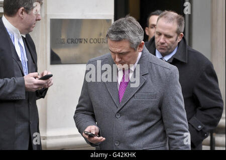 Detective Chief Inspector Phil Jones (centre) leaves Bristol Crown Court after the preliminary hearing in the Joanna Yeates murder. Stock Photo