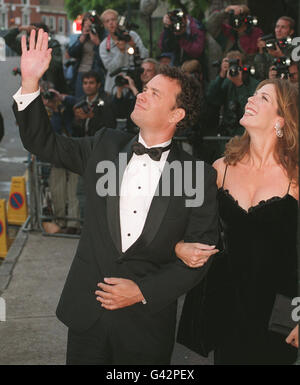 Hollywood actor Tom Hanks arrives with his wife Rita for tonight's (Thur) private screening of his new blockbuster movie 'Apollo 13' at UPI Cinema, Hammersmith, London. The show, in aid of Turning Point, the charity sponsoring people with drink, drug and mental problems, was attended by its patron the Princess of Wales. See PA story SHOWBIZ Hanks. Stock Photo