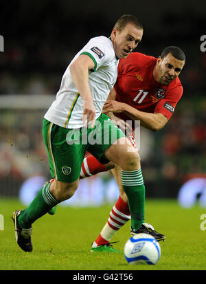 Republic of Ireland's Richard Dunne (left) and Wales' Hal Robson-Kanu battle for the ball Stock Photo