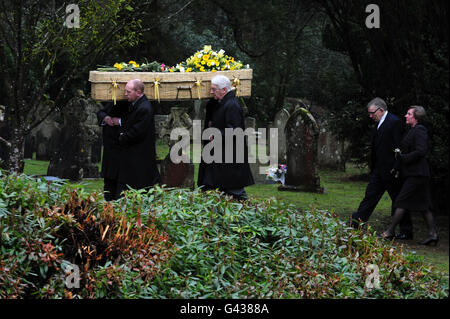 Mandatory credit: Michael Lloyd/Bristol Evening Post. Joanna Yeates' parents David and Theresa follow her coffin during her funeral at St Marks Church, Ampfield, Hampshire. Stock Photo