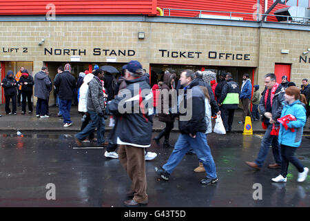 Soccer - npower Football League One - Charlton Athletic v Exeter City - The Valley. Fans outside the ticket office at The Valley Stock Photo