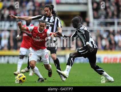 Soccer - Barclays Premier League - Newcastle United v Arsenal - St James' Park. Newcastle United's Jonas Gutierrez (centre) and Chiek Tiote (right) close in on Arsenal's Theo Walcott (left) Stock Photo