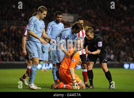 Tottenham Hotspur's Heurelho Gomes (second right) and referee Mike Jones (right) Stock Photo