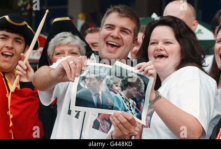 In the true tradition of celebrating major Royal events, Radio RAM FM disc jockeys Ian Skye and Joanna Russell celebrate the divorce of the Prince and Princess of Wales by tearing a photograph of the couple at a street party held today (Wednesday) in Derby. The decree absolute officially ending the 15 year royal marriage was issued from Somerset House earlier in the day. See PA story ROYAL Divorce/By Rui Vieira/PA. 17/02/03 : Radio RAM FM disc jockeys Ian Skye and Joanna Russell who celebrate the divorce of the Prince and Princess of Wales by tearing a photograph of the couple at a street Stock Photo