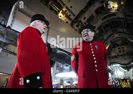 chelsea pensioners vulcan visit raf bomber lyneham military alamy wiltshire