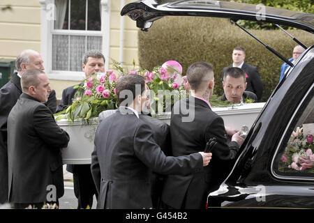 Family of mother-to-be Nikitta Grender, including her boyfriend Ryan Mayes, 18 (front right, with tattoos) and her father Paul (rear, right) lift her white coffin from the hearse as they arrive at St John's Church, Newport, Wales. Stock Photo
