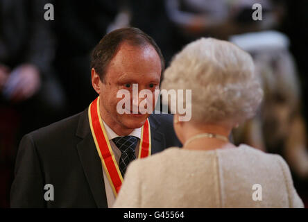 Professor Sir Keith Porter is Knighted by Britain's Queen Elizabeth II during an investiture ceremony at Buckingham Palace, London. Stock Photo