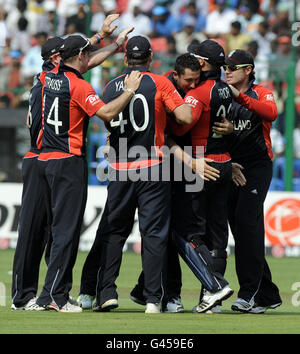 England celebrate after Indian batsman Virender Sehwag is dismissed by Tim Bresnan (centre)during the ICC Cricket World Cup match at Chinnaswamy Stadium, Bangalore, India. Stock Photo