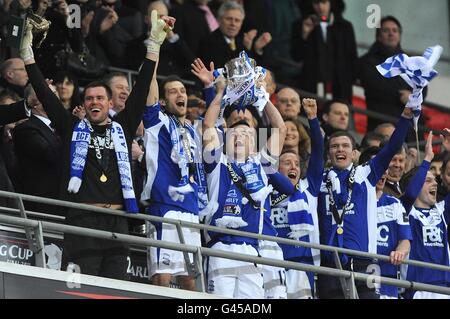 Soccer - Carling Cup - Final - Arsenal v Birmingham City - Wembley Stadium. Birmingham City's Stephen Carr (centre) lifts the Carling Cup trophy after the final whistle Stock Photo