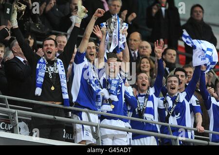 Birmingham City's Stephen Carr (centre) lifts the Carling Cup trophy after the final whistle Stock Photo