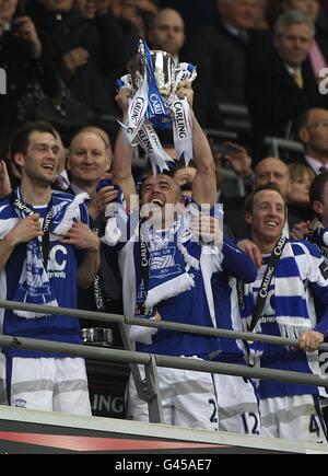 Birmingham City captain Stephen Carr (centre) lifts the Carling Cup trophy Stock Photo