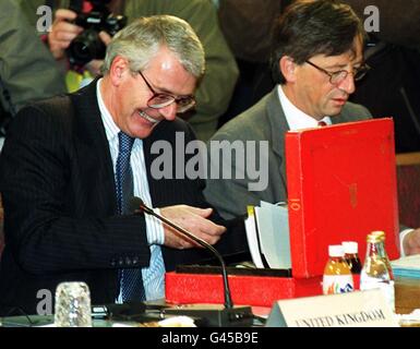 Prime Minister of Great Britain John Major takes papers from his No 10 dispatch box at the Special Meeting of the European Council in Dublin today (Saturday). Photo by John Giles. PA. Stock Photo
