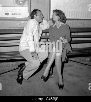 Actor Richard Burton with Sophia Loren on location at Brockenhurst Station in the New Forest in a new version of Noel Coward's play 'Brief Encounter'. Stock Photo