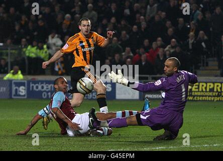 Soccer - npower Football League Championship - Hull City v Burnley - KC Stadium. Hull City's Matt Fryatt attempts to chip the ball over on rushing Burnley goalkeeper Lee Grant (right) Stock Photo