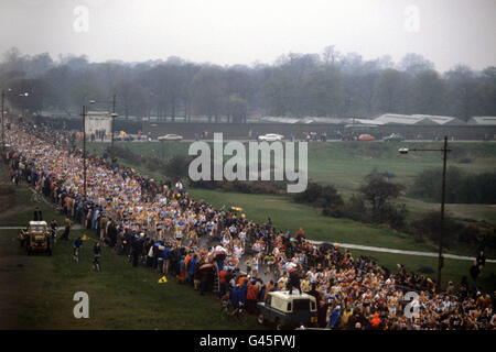 The scene in Greenwich park as 7,500 runners set out on the first London Marathon. The course snakes through 26 miles and 385 yards of London, finishing on Constitution Hill, near Buckingham Palace. Stock Photo