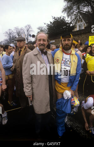 Sir Horace Cutler (l), leader of the Greater London Council, with runner number 0001, Fred Lebow, organiser of the New York Marathon, before the start of the race. Stock Photo