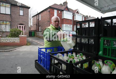 Dairy Crest milkman Tony Stevens delivers milk to a house in Greater Manchester. Stock Photo