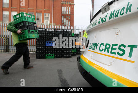 Dairy Crest milkman Tony Stevens returns his empty bottles to the Failsworth depot after his rounds in Greater Manchester. Stock Photo