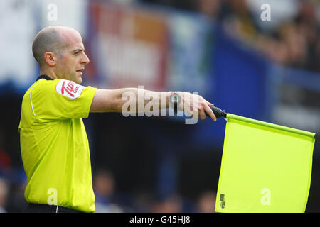 Soccer - npower Football League Championship - Portsmouth v Middlesbrough - Fratton Park. Assistant referee Wes Linden signals offside with is flag Stock Photo