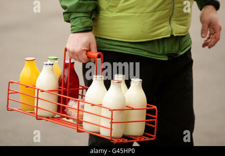Dairy Crest milkman Tony Stevens delivers milk and other produce to a house in Greater Manchester. Stock Photo