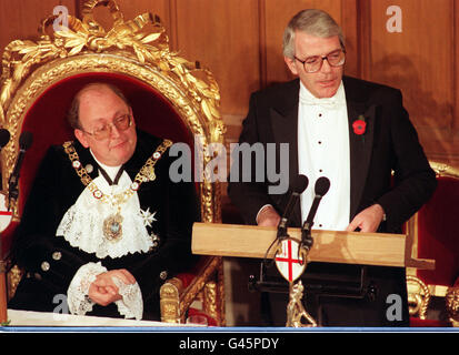 Prime Minister John Major makes his speech as the 669th Lord Mayor of London Roger Cork (left) listens, at tonight's (Monday) banquet at London's Guildhall. Photo by Neil Munns. Stock Photo