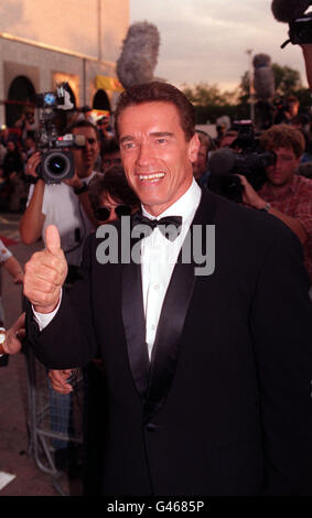 LONDON : 7/8/96 : ARNOLD SCHWARZENEGGER GIVES THE THUMBS UP SIGN AS HE ARRIVES AT FINCHLEY WARNER BROS CINEMA FOR THE UK PREMIERE OF ERASER. PA NEWS BY ADAM BUTLER. Stock Photo