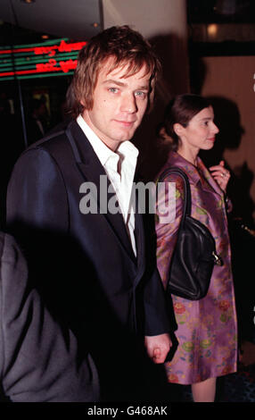 LONDON : 19/12/96 : ACTOR EWAN MCGREGOR ARRIVES FOR THE EVITA PREMIERE AT THE EMPIRE LEICESTER SQUARE. PA NEWS PHOTO BY MICHAEL CRABTREE. Stock Photo