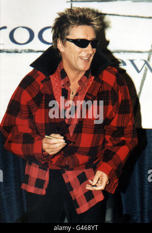 LONDON : 7/11/96 : ROD STEWART SIGNS COPIES OF HIS LATEST RECORD 'IF WE FALL IN LOVE' AT TOWER RECORDS IN PICCADILLY CIRCUS, LONDON. PA NEWS PHOTO BY NEIL MUNNS. Stock Photo