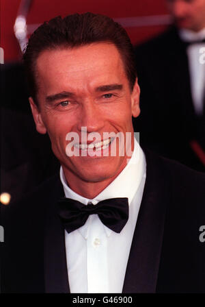 ARNOLD SCHWARZENEGGER AT FINCHLEY WARNER BROS CINEMA FOR THE UK PREMIERE OF ERASER. Stock Photo