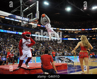 Basketball - NBA - Game Two - New Jersey Nets v Toronto Raptors - o2 Arena Stock Photo