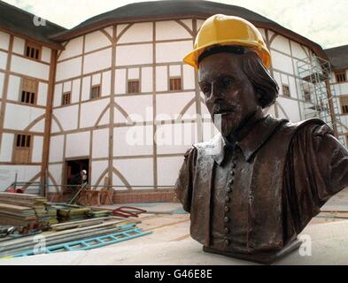 A cheekily placed builder's helmet on the bronze bust of dramatist WIlliam Shakespeare before it was formally unveiled at London's Globe Theatre this afternoon (Tuesday), the eve of the bard's 433rd birthday. The reconstruction of the 17th century theatre is still undergoing building work for education and exhibition facilities, due to be completed in 1999. Photo by Stefan Rousseau/PA. SEE PA STORY ART Globe. Stock Photo