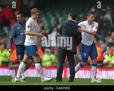 Soccer - UEFA Euro 2012 - Qualifying - Group G - Wales v England - Millennium Stadium. England's Frank Lampard (right) and Michael Dawson (left) shake hands with Wales manager Gary Speed (centre) after the final whistle Stock Photo