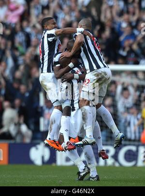 Soccer - Barclays Premier League - West Bromwich Albion v Arsenal - The Hawthorns. West Bromwich Albion players celebrate Peter Odemwingie scoring their second goal Stock Photo