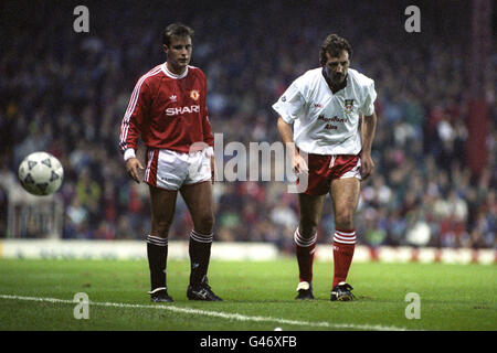 Manchester United's Clayton Blackmore (l) watches as the ball goes out for a throw-in. Stock Photo