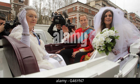 Lookie likies of Queen Elizabeth II, Kate Middleton and Prince William arrive at Waterstones, Picadilly, London, for the launch of a new book 'Kate & Wills up the Aisle' by Alison Jackson. Stock Photo