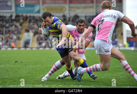 Warringtons Chris Bridge goes past Harlequins Karl Pryce and Jamie O'Callaghan to score his 3rd try during the engage Super League match at the Halliwell Jones Stadium, Warrington. Stock Photo