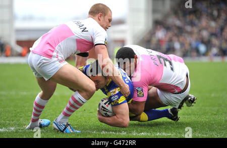 Warringtons Chris Bridge goes past Harlequins Karl Pryce and Jamie O'Callaghan to score his 1st try during the engage Super League match at the Halliwell Jones Stadium, Warrington. Stock Photo