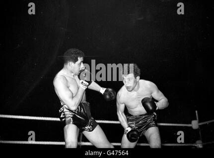 Boxing - BBBofC Southern Area Light Heavyweight Title - George Walker v Brian Anders - Harringay Arena Stock Photo
