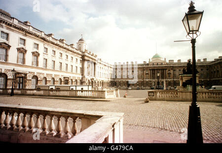 THE SPLENDOURS OF SOMESET HOUSE ARE TO BE OPNED TO THE PUBLIC FOR THE FRIST TIME IN MORE THAN 200 YEAR,AFTER YEARS OF USE BY THE CIVIL SERVICES, THE MAGNIFICANT QUADANGLE AND TERRACE OVERLOOKING THE THAMES ARE TO PEDSTRIANISED AND OPENED TO ALL Stock Photo
