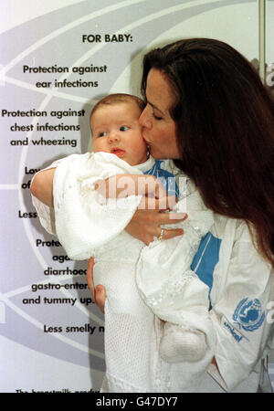 KOO STARK/BABY. ACTRESS KOO STARK WITH HER BABY DAUGHTER TATIANA Stock Photo