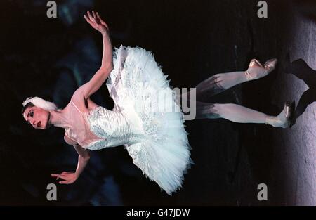 The English National Ballet final dress rehearsal for the largest ever UK production of Swan Lake staring prima ballerina Altynai Asylmuratova as Odette-Odile, on stage at the Royal Albert Hall this evening (Wednesday). Photo by Fiona Hanson/PA. Stock Photo