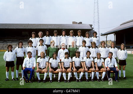 Fulham team group. (Back row, l-r) Marcus Ellwood, Brian Greenaway, Tyrone James, Tony Mahoney, Tony Gale, Dennis Byatt, Viv Busby, Terry Bullivant, Michael Kerslake. (Middle row, l-r) Paul Howes, John Dowie, Steve Hatter, John Lacy, Richard Teale, Ron Woolnough (physio) Peter Mellor, Ernie Howe, John Mitchell, Steve Camp, John Margerrison, Steve Scrivens. (Front row, l-r) Ken Craggs (coach), Barry Lloyd, Les Barrett, Jimmy Conway, Alan Slough, Les Strong, John Cutbush, Bobby Campbell Stock Photo