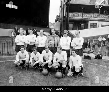 Fulham team group: (back row, l-r) Bobby Keetch, Bobby Robson, George Cohen, Tony Macedo, Fred Callaghan, Jim Langley; (front row, l-r) Robert Howfield, David Metchick, Graham Leggat, Rodney Marsh, Pat O'Connell Stock Photo